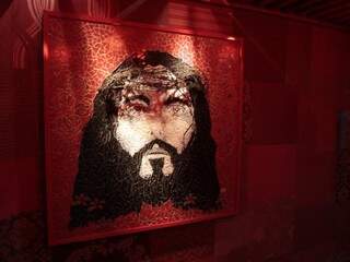 Em tom de vermelho, para entrar no purgatório cliente deve se abaixar e reverenciar a figura de Jesus Cristo. (Fotos: Cleber Gellio)