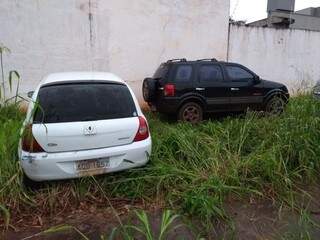 Ecosport e Clio usados para trazer a droga do Paraguai (Foto: Adilson Domingos)