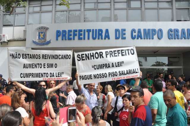 Comiss&atilde;o de professores e vereadores faz plant&atilde;o &agrave; espera de prefeito