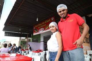 Priscila e César em frente ao Hot Dog do Chef. (Foto: Marcos Ermínio)