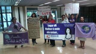 Grupo de mulheres fez protesto com faixas e cartazes, durante evento (Foto: Leonardo Rocha)