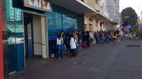 AO VIVO: Pessoas fazem fila em frente a Caixa para saque do último lote do FGTS