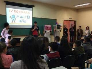 Alunos da equipe de robótica em atividade na escola  (Foto/Reprodução)