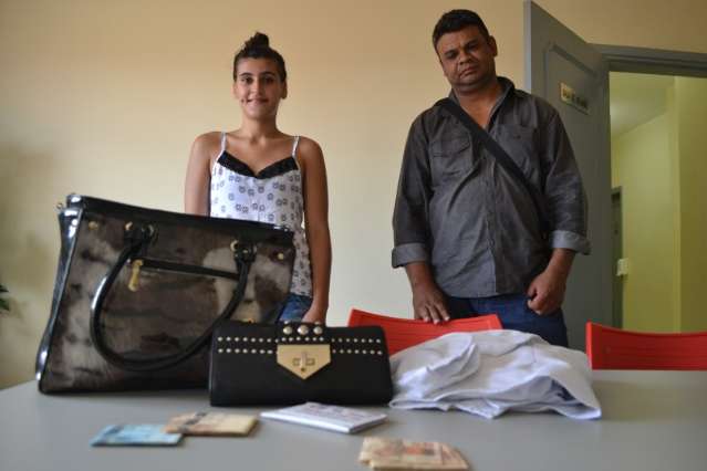 Homem acha bolsa com R$ 1,2 mil dentro e procura a dona para devolver