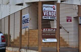 Imóveis com placa de venda e aluguel aumentaram em Dourados e negócios estão parados (Foto: Eliel Oliveira)