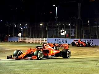 Sebastian Vettel e Charles Leclerc fizeram dobradinha para a Ferrari em Singapura (Foto: Reprodução/Twitter)