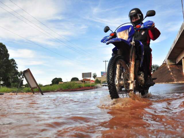  Na Vila Popular, mesmo ap&oacute;s chuva,  motoristas passam por ruas alagadas