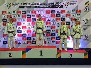 Layane no pódio após conquistar medalha de ouro no Campeonato Brasileiro de Judô (Foto: Reprodução/ Facebook)