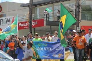 Manifestantes em favor do impeachment se concentram na Avenida Afonso Pena, em frente ao MPF (Foto: Marcos Ermínio)