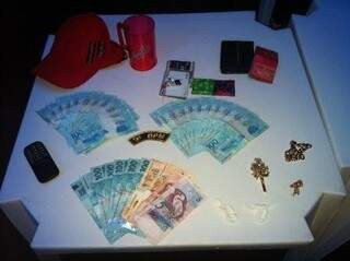 Dinheiro e porções da droga apreendidos. Foto: Divulgação PM