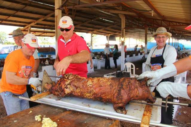 Almo&ccedil;o da 22&ordm; festa Leit&atilde;o no Rolete re&uacute;ne cerca de 3 mil pessoas no CTG