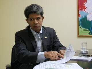 Deputado Rinaldo Modesto, que acompanha agenda do parlamentar mato-grossense na Capital, mostra lei boliviana e faz críticas ao governo federal. (Foto: Alessandro Moretti)