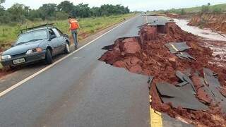 No km 75 da rodovia estão os piores estragos. (Foto: Defesa Civil)