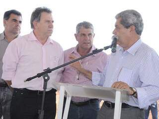 Edson Giroto participou hoje da entrega de moradias em Sidrolândia. (Foto: Divulgação)