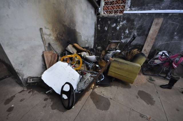 Inc&ecirc;ndio destroi m&oacute;veis no interior de casa de madeira na Vila Margarida