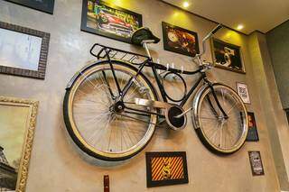 Bicicleta antiga faz parte da decoração. (Foto: Marcos Ermínio)