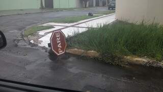 No cruzamento das ruas Itajaí, com Inácio de Souza, na vila Antonio, uma placa de “Pare” ficou destruída. (Foto: Repórter News)