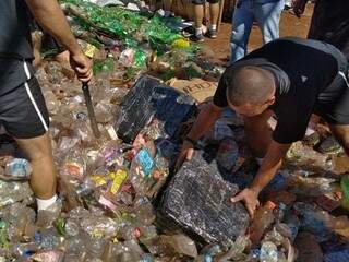 Policiais retiram maconha de fardos de plástico reciclável (Foto: Adilson Domingos)