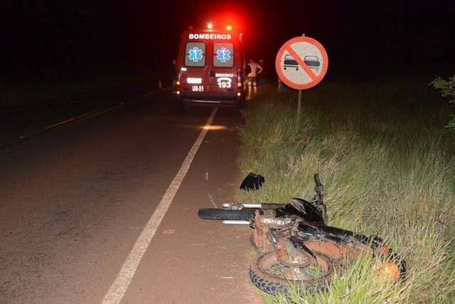 Motociclista de 22 anos bate em vaca ao voltar do trabalho e morre