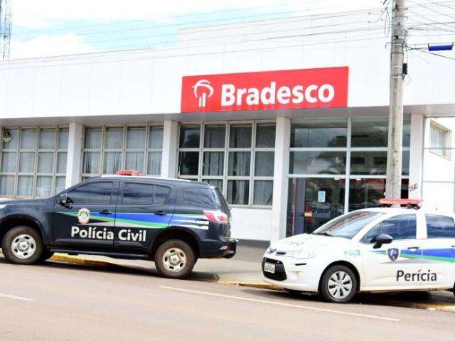 Em plena luz do dia, bandidos invadem ag&ecirc;ncia banc&aacute;ria e levam cofre