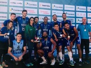 Time da Unoesc (SC) recebe premiação pelo primeiro lugar no vôlei (Foto: Fundesporte/Divulgação)