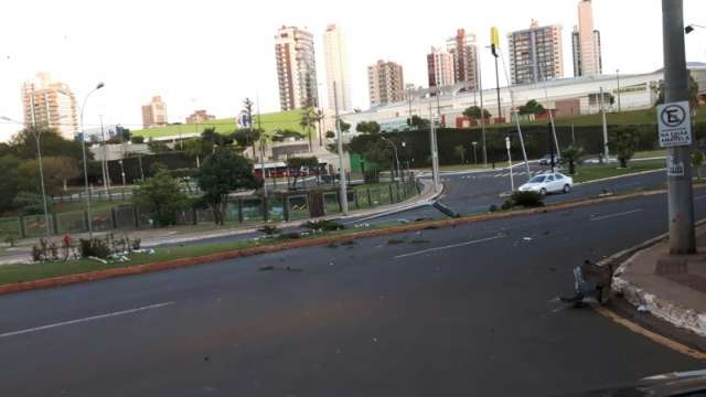Ve&iacute;culo colide e derruba poste na avenida Rubens Gil de Camilo
