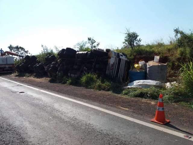 Carreta carregada de soja tomba ao passar em buraco na BR-158
