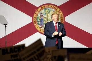 Donald Trump em comício em West Palm Beach, na FlóridaCristobal (Foto: Herrera/Agência Lusa)