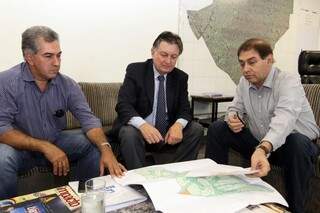 Reinaldo, empresário Jose Luiz Guazzelli e Bernal: Negócio imobiliário (Foto: Divulgação)