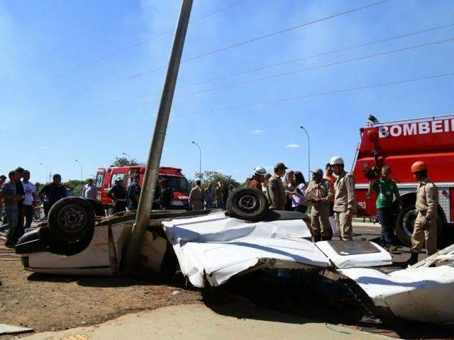Furg&atilde;o capota ap&oacute;s ser atingido por guindaste que se soltou de caminh&atilde;o