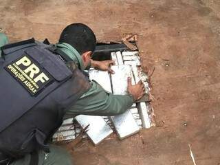 Cocaína escondida em carreta que saiu de Ponta Porã, aprendida pela PRF no dia 18 de agosto em Dourados (Foto: Divulgação)