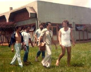 Integrantes do cineclube no campus durante jornada; Diogo de está de camisa branca e bolsa lateral (Foto: Diogo Gomes dos Santos)