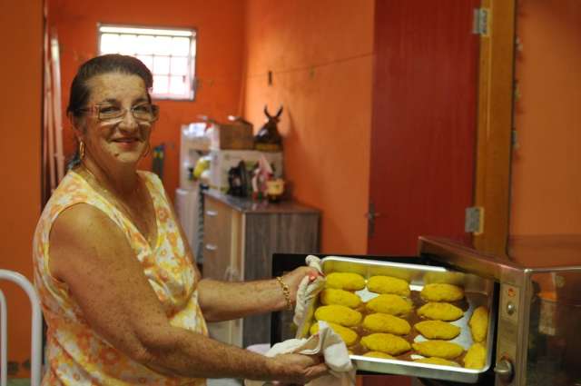 Feita a m&atilde;o, chipa de mandioca transporta filha para fazenda onde foi criada