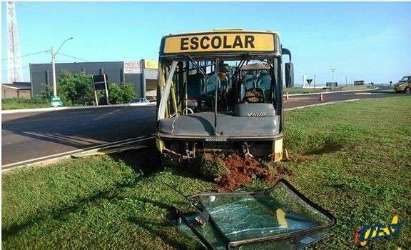 Colis&atilde;o entre carreta e &ocirc;nibus escolar deixa sete feridos na BR-163