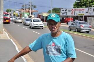 Morador do Santo Antônio, José afirma que o se vê na avenida hoje não justifica tanto faz e refaz (Foto: João Garrigó)