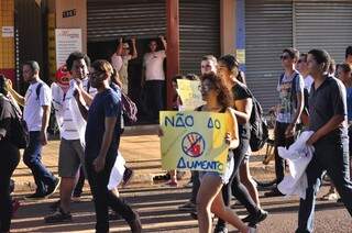 Após bloqueio em terminal, estudantes saíram às ruas em passeata e se concentram na Praça Antonio João (Foto: Eliel Oliveira)