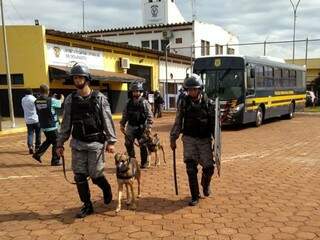Homens do Batalhão de Choque com cães farejadores deixam presídio após 4 horas de pente-fino (Foto: Adilson Domingos)