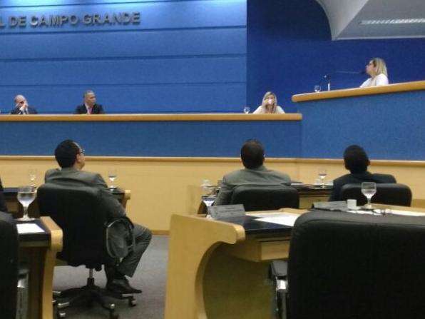 Servidores lotam plen&aacute;rio e pressionam vereadores por reajuste salarial