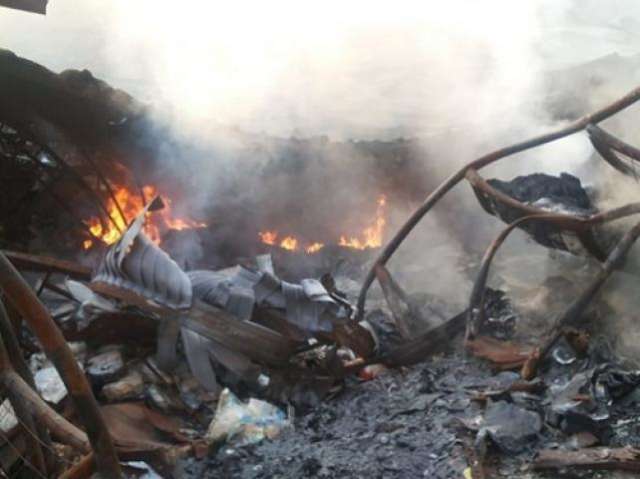 Escombros de loja destru&iacute;da por inc&ecirc;ndio pegam fogo pela 3&ordf; vez
