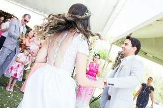 Com noiva de guarda-chuva e altar &agrave; beira do rio, casamento &eacute; especial em Bonito