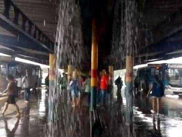 Durante chuva forte, &aacute;gua cai pelo teto e molha passageiros em terminal