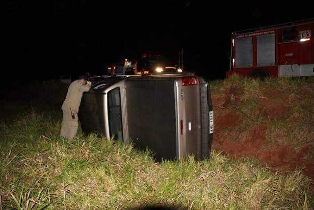 Ao sair de pesqueiro, homem perde controle e tomba caminhonete