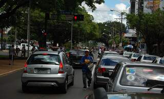 Aos sábados, trânsito é tumultuado na área central e não há agentes nem policiais de trânsito. (Foto: Marlon Ganassin)