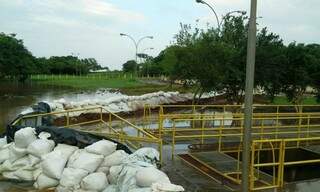 Com chuvas intensas no sul do Estado, nível do rio Dourados subiu cinco metros. (Foto: Dourados News/ Gizele Almeida)