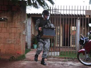 Policial carrega caixa com artefato. (Foto: Pedro Peralta)