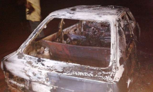 Carro pega fogo em rodovia e chamas atingem pastagens de fazenda