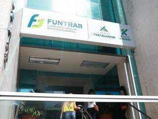 Agência da Funtrab em Campo Grande fica na Rua 13 de Maio (Foto: Henrique Kawaminami)