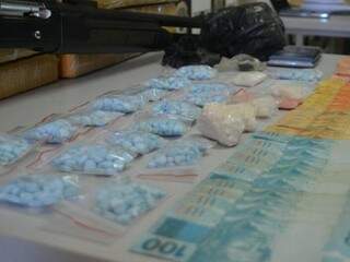 Drogas, arma e dinheiro, no valor de R$ 1,5 mil, apreendido pela polícia (Foto: Adriano Fernandes)