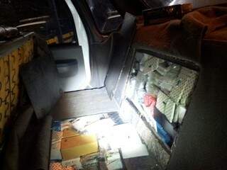 Os aparelhos foram encontrados em vários compartimentos dentro do carro (Foto: Núcleo de Comunicação Social da PRF)