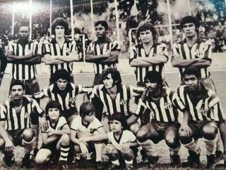 Time de futebol do Operário de 1969 atuando no antigo estádio Belmar Fidalgo (Foto: Divulgação)